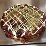 Okonomiyaki Tenkomori - キムチーズに餅トッピング。ボリュームあって美味しかった。