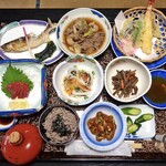 加登屋旅館 - 料理写真:夕食（はじめに並んだ料理）