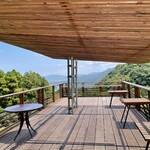 森のカフェ 緑の詩 - 大きなテラス席もあります。