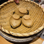 馳走 啐啄一十  - 【写真③】黒鮑(山口県周防大島産、400g、5時間煮)、黒鮑肝&鶏卵合わせ