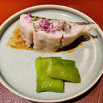 馳走 啐啄一十  - 【写真⑬】炭火炙り黒鯥(静岡県駿河湾産、サスエ前田魚店)、炭火焼き甘長唐辛子添え