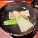 馳走 啐啄一十  - 【写真⑤】炭火焼き白甘鯛(愛媛県八幡浜産)、緑竹の竹の子(鹿児島県産)、オクラ、利尻昆布(蔵囲い6年)と血合い抜き鮪節の出汁のお椀