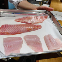 馳走 啐啄一十  - 【写真⑨】金目鯛(静岡県駿河湾産、腹身、サスエ前田魚店、13日寝かせ)・黒鯥(静岡県駿河湾産、サスエ前田魚店)
