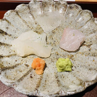 馳走 啐啄一十  - 【写真⑥】写真右：白甘鯛(静岡県駿河湾産、サスエ前田魚店、4日寝かせ)、写真奥：真子鰈(広島県大野産)、写真左：虎魚(広島県福山産)