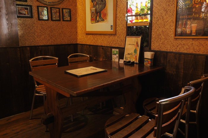 オレンジ色のハワイアンダイニングチェア