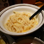 讃岐うどん かいと - 釜玉うどんにしょう油を掛けて混ぜた