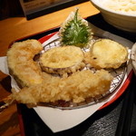 讃岐うどん かいと - 上がしそ、中左からかぼちゃとさつまいもとなす、下が海老天
