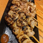 焼き鳥職人 信 - 目玉商品の50円串！ぷりぷりっ！！としていて香ばしく美味しい(≧∀≦)