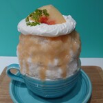 かき氷&デザート&カフェ ボンジョルネ - もも もも 桃氷 1,600円✨キュートなネーミングです♡この日は山梨県産浅間白桃でした。大きくカットされて瑞々しく爽やかな桃氷。中にも桃！エスプーマはミルクかヨーグルトが選べます♪