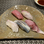 Sushi Hisaichi - ①の皿 ・中トロ～赤酢 ・縞鯵～赤酢　若干寝かしてある ・鯛 ・小肌 ・〆鯖