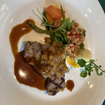 メインダイニングルーム 三笠 - イベリコ豚の付け合わせが麦、ソースの角切りされたパイナップルが効いていた。