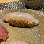鮨 久いち - 縞鰺には赤酢のシャリ