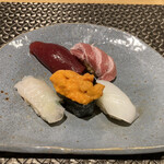 Sushi Hisaichi - ②の皿 ・漬け～赤酢　それほど赤みの旨味を感じない ・大トロ～赤酢 ・カレイ ・雲丹～　海苔の旨味を感じる ・白いか