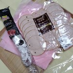 成城石井 - 料理写真:スペイン産　エルポソフエテック、と言う白カビサラミ⭐️&娘の好物♪成城石井さんのソーセージ♡