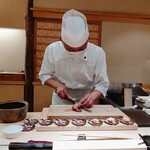 鮨みなと - たこを切り分けてくれています。