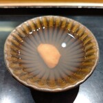 鮨みなと - 出汁を少し味わった後、揚げた帆立を中に入れます。