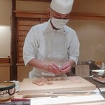 鮨みなと - 大きなボタン海老、入っています。