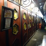 立ち呑み酒場 ピン - ヒトがやっとすれ違える路地…いや建物の隙間ですな。