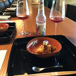 鰻花房 - カウンターの様な長机でエンターテイメントを愉しむ