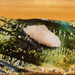 伊藤家のつぼ - ヒラメ、上にエンガワ