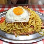 スパゲッティーのパンチョ - 白ナポ（兄貴900グラム）、目玉焼き1,350円