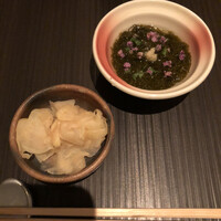 鮨利﨑 青山 - ガリ　ドライで酸味が強い！辛！　もずく　普通