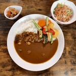 お食事処 だんらん日和 - カレーセット(\1,650)　カレー(辛口)・自家製トマトドレッシングのサラダ