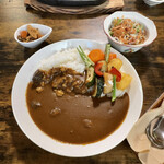 お食事処 だんらん日和 - カレーセット(\1,650)　カレー(辛口)・自家製トマトドレッシングのサラダ