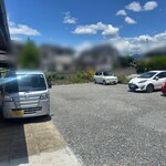 お食事処 だんらん日和 - 店舗裏に砂利駐車場あり