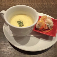 スペイン料理 La Cazuela 三ノ宮 ミント神戸店 - 冷製とうもろこしのスープ イワシのエスカベッシュ