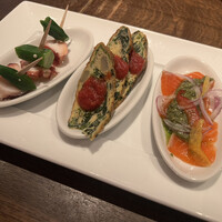 スペイン料理 La Cazuela 三ノ宮 ミント神戸店 - タパス3種(タコとオクラのピンチョス スペイン風オムレツ サーモンのカルパッチョ)