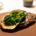 レストラン オオツ - 2022.7 軽く火を入れた地物岩牡蠣 ツルムラサキ ラビゴットソース