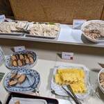 Oshokujidokoro Nagomi - 焼鮭、玉子焼き、筍の煮物、チキンサラダ、ゴボウサラダ…