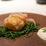 レストラン オオツ - 2022.7 唐津産クエのジャガイモ麹3ヶ月発酵フリット オカヒジキ一番出汁漬け 赤玉葱のピクルス サワークリーム