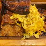 Unagi Seirou Takou - 鰻せいろう蒸し(特)¥2,728
                        ｢せいろ｣に鰻のタレを混ぜ込んだご飯と
                        鰻の蒲焼き､金糸卵を詰め込んだら更に蒸す｡
                        