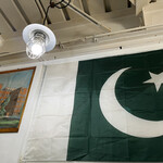Ali's Halal Kitchen - 壁にはられた大きなパキスタンの国旗☪︎*｡꙳
