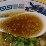 はまんど - 熟醤油ラーメンのスープは濃い醤油色をしていて背脂もたっぷり浮いています！