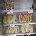アサカベーカリー - 開店早々、サンドイッチも出来上がっていました。