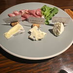 チーズ家 Quelle - カマンベールチーズ、青カビ、プルサン、生ハムの前菜