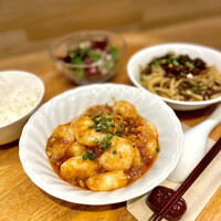 南青山エッセンス - 
                  セットA  メインは海老のチリソース煮、スープは汁無し坦々麺、ご飯、サラダ、ドリンク付き