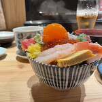 SUSHI MANISHI - 海鮮丼（側面）