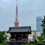 芝パークホテル - 御成門越しに望む東京タワー