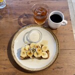 Cafe garage Dogberry - ナッツバター＆バナナトースト、オーガニック・アイスティーとホットコーヒー