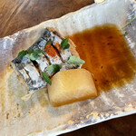 富田屋 - サワラ (煮)
      山椒の葉を千切り
      卓上の一味をかけて