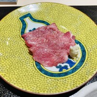 和牛lab K - 【写真②】炙り牛タンの羅臼昆布〆(3日寝かせ)、山山葵添え