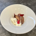 VANNO - ヨーグルトムース、クレームダンジュ風 白桃のマリネ添え
