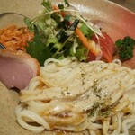 피노키오 - 차가운 우동! 친구의 주문입니다. 참깨 소스로 먹습니다.