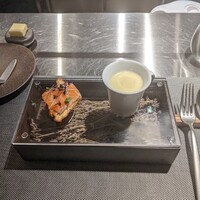 アブサン - アミューズ（トウモロコシポタージュ、自家製スモークサーモン）