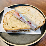 栗栗珈琲 - 生ハムとクリームチーズのサンドイッチ　モヌッカさんのパン