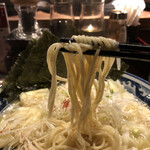 和風楽麺 四代目 ひのでや - 麺は、滑らかな舌触りの、全粒粉の粒々が見える、いつもの中細やや縮れ麺。